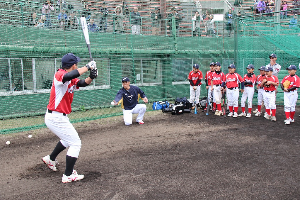 バッティング練習でボールをトスする糸井嘉男外野手 １１日 市民球場 宮古毎日新聞社ホームページ 宮古島の最新ニュースが満載