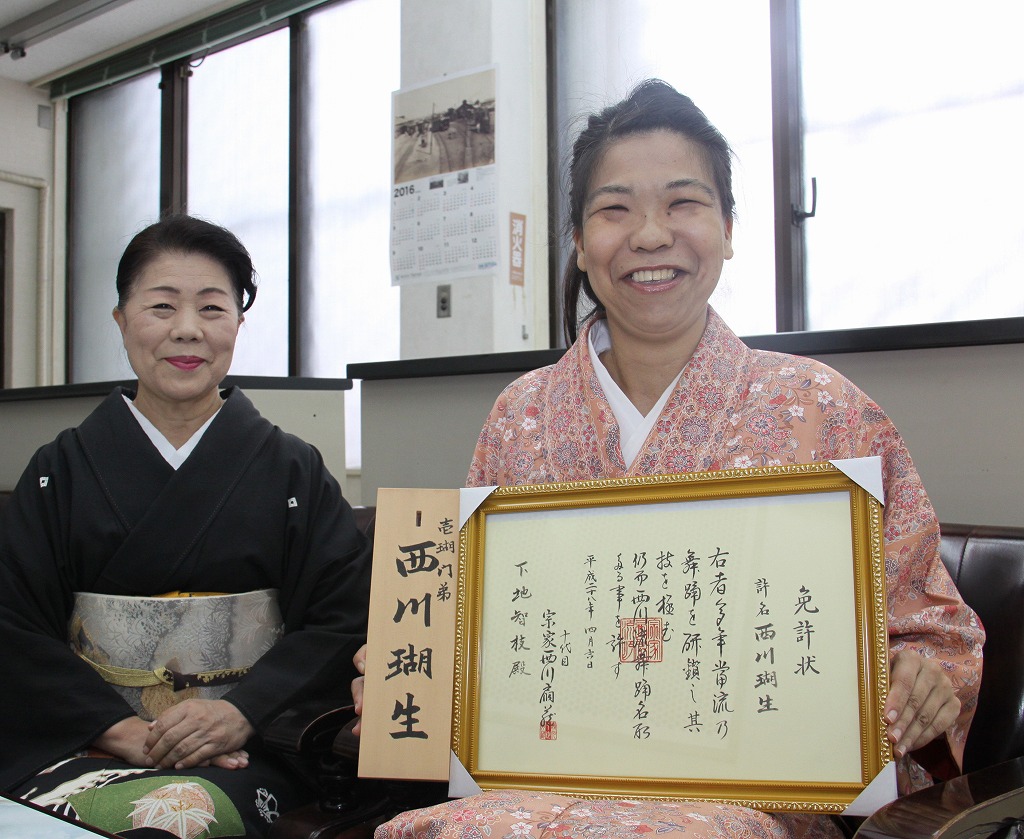 日本舞踊 西川流の名取を取得した下地智枝さん 右 と師範の西川壱瑚さん １４日 本社 宮古毎日新聞社ホームページ 宮古島の最新ニュースが満載