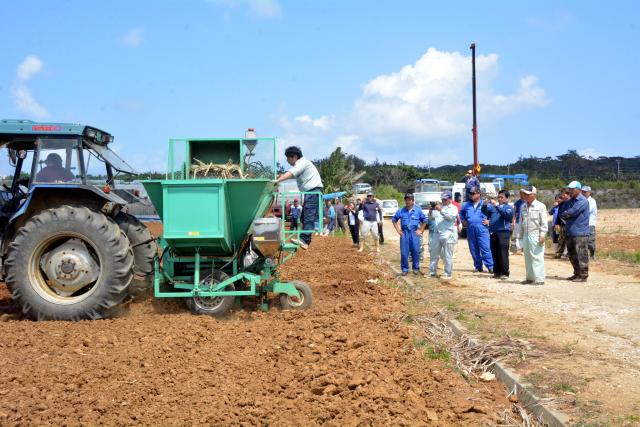 植え付けも全自動／サトウキビ – 宮古毎日新聞社ホームページ -宮古島の最新ニュースが満載！-