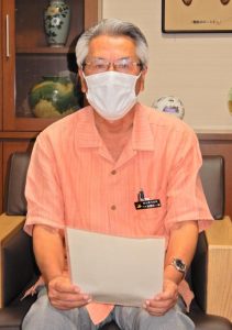 使用申請を許可したことを発表する座喜味一幸市長＝８日、市役所