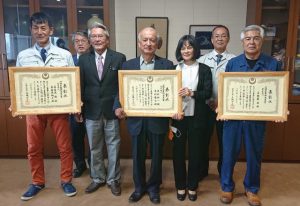 （前列左から）喜屋武さん、座喜味市長、友利さん夫妻、与那覇さん＝14日、市役所