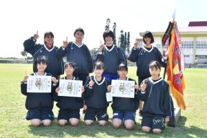 女子の部で優勝した平良のメンバー＝11日、上野陸上競技場