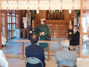 亀浜さんによる「とうがにあやぐ」が奉納される祈年祭＝17日、宮古神社