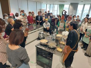 ヤギ肉でフランス料理風のシチューを披露した渡真利さん（右）＝22日、市未来創造センター調理室