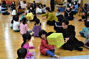 生徒たちと園児がゲームで交流した＝14日、ふたば保育園