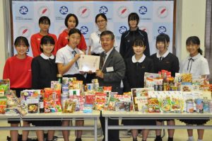 個人だけでなく多くの企業や学校からも食品の寄贈が行われた（資料写真）