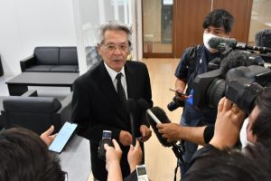 面談後、記者団の囲み取材に応じる座喜味市長＝10日午前、市役所