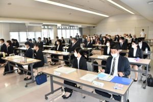 新採用30人が参加し教職員としての服務などについて理解を深めた＝５日、県宮古合同庁舎