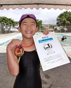 シリーズチャンピオンに輝き喜びの報告を行った稲垣千花さん＝27日、平良第一小学校