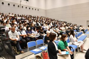 多くの保育園関係者が集まり、講演に耳を傾けた＝３日、市未来創造センター多目的ホール