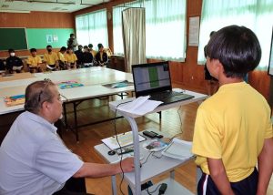 「平和の礎」に刻銘されている宮古関係2500人の名前が読み上げられた集い＝22日、上野中学校