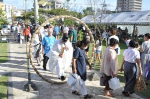 茅の輪をくぐる参拝者ら＝30日、宮古神社