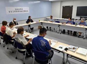 23年度の予算、事業計画などを承認した総会＝27日、市役所