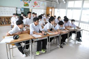 湯屋さんの講話に聞き入る生徒たち＝22日、北中学校