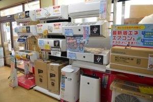 市内の電気店でも省エネ家電をＰＲしている＝14日、平良西里のユウ電機ショップ