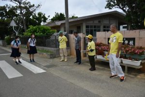 生徒たちにあいさつする参加者ら＝5日、多良間中前