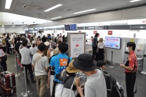 台風6号の影響で一部欠航が出たため変更手続きの窓口は長蛇の列となった＝31日、宮古空港