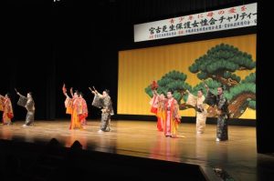 幕開けを飾った久田流根間幸子舞踊研究所の「とうがにあやぐ」＝22日、マティダ市民劇場