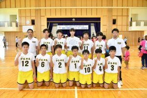 第65回県中学校バレーボール競技大会で3位入賞した伊良部島男子＝24日、伊良部島中体育館