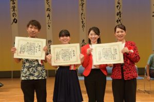 （写真右から）佐久川さん、難波さん、友利さん、陶さん＝16日、マティダ市民劇場