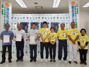 伊良皆村長（左から３人目）らに内閣総理大臣メッセージなどが伝達された＝７日、多良間村役場