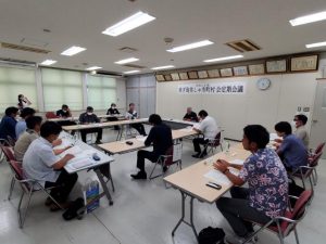 29項目の要望をまとめた美ぎ島美しゃ市町村会の定期会議＝４日、多良間村役場