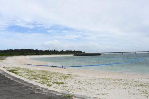 １日からサンセットビーチの遊泳エリアとなり、ハブクラゲ防止ネットが設置された海浜Ⅱ＝１日、トゥリバー地区