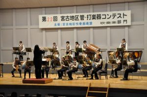 中学校の部で金賞を受賞し県コンクールに出場する北中の演奏＝８日、マティダ市民劇場