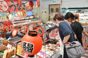 ウナギの特設コーナーでは買い物客が手に取り品定めする姿が見られた＝29日、市内大型スーパー