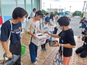 ハワイに短期留学した中学生らが募金活動を行った＝26日、市内スーパー前