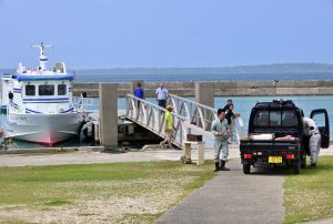 1週間ぶりに運航再開した大神海運の「ウカンかりゆす」＝7日、大神漁港