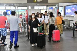 帰省客や観光客らが次々に到着ロビーに姿を現した＝26日、宮古空港