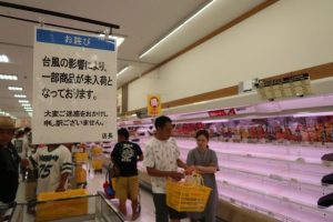 貨物船の入港がなく一部の商品は品薄となっている＝４日、サンエー宮古島シティ