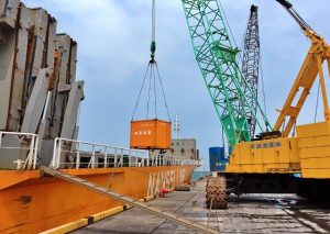 台風の影響で物資不足が深刻化する中、8日ぶりに荷物を積んだ貨物船が入港して関係者を喜ばせた＝8日、平良港