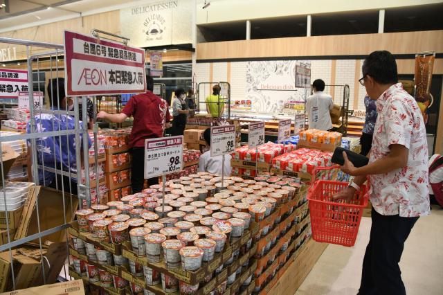 食料品を空輸で緊急調達／イオン琉球市内2店舗 – 宮古毎日新聞社