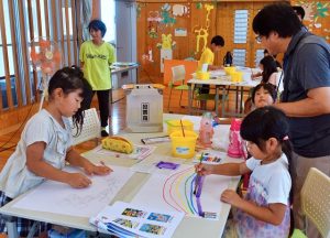 児童たちが選挙や投票に対する思いや考えをポスターに描いた＝18日、宮古島ひらら児童館