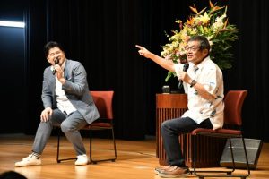 軽快なトークで会場を沸かせた垣花さん（左）と森永さん＝20日、市未来創造センター多目的ホール