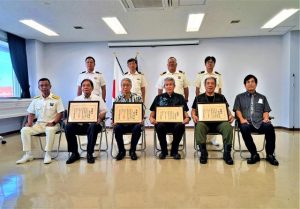 表彰された砂川幹事（前列左2人目）、吉井副支部長（同3人目）、池城代表幹事、（同4人目）、濱川幹事（同5人目）と関係者の皆さん＝25日、平良港湾合同庁舎