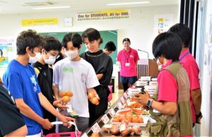 買い物ゲームで商品を選ぶ児童生徒＝７月30日、宮古合同庁舎