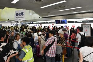 荷物検査に並ぶ利用客で長蛇の列ができた＝5日、宮古空港