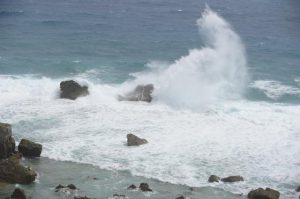 台風の影響で海岸線では大しけとなった＝1日午後、城辺保良