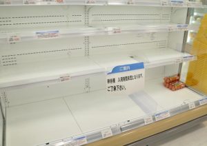 卵や冷凍食品など一部商品の品薄状況が続いている＝15日、市内のスーパー