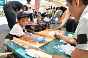 親子で協力して工作に挑戦した＝20日、メイクマン宮古店