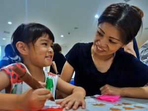 参加した子どもたちが友人や保護者と協力し合いながら物づくりを楽しんだ＝5日、市未来創造センター中央公民館多目的ホールロビー