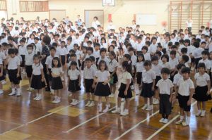 幼稚園児から６年生までが集まり始業式が行われた＝28日、平良第一小学校