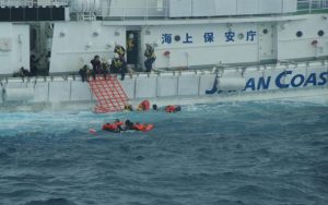 転覆後、海上保安部の巡視船によって全員が無事に救助された＝16日、伊良部下地島の17エンド沖（写真提供・第11管区海上保安本部）