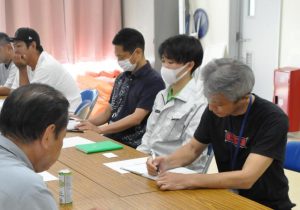 県の担当者が訪れて、漁協役員らに状況を説明した＝18日、伊良部漁協