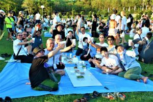 乾杯でイベントを楽しむ参加者＝19日、パイナガマ海空すこやか公園