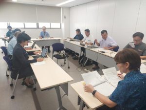 一般会計補正予算などが審査された＝12日、市議会委員会室