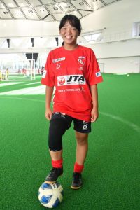 女子国際ユースサッカーに参加する下地さん＝25日、JTAドーム宮古島